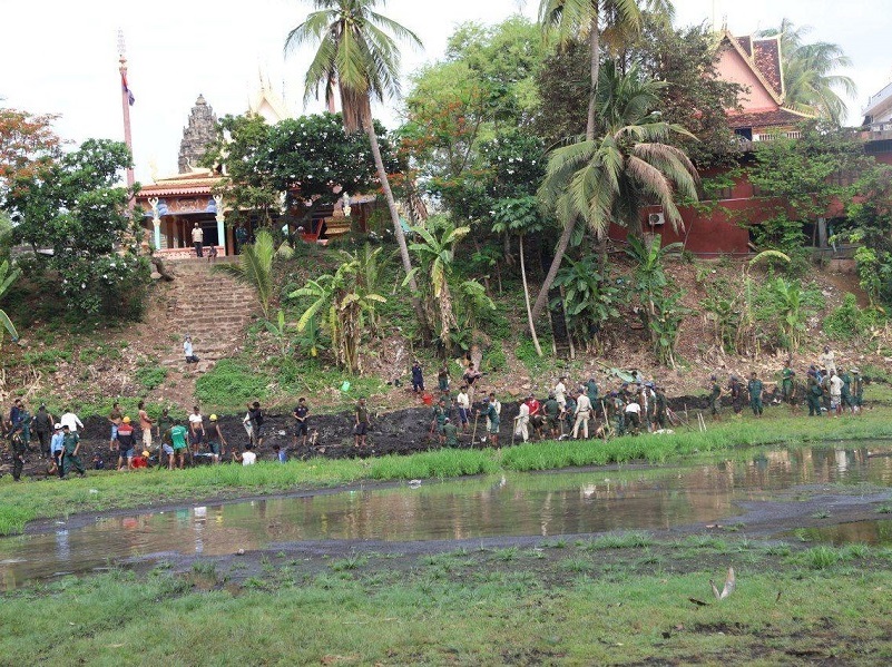 Apsara Authority is digging ponds, pumping mud and transporting water in the Moats around Bakong temple